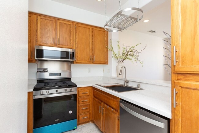 Building Photo - 3 Bed, 2 Bath Townhome in Carlsbad