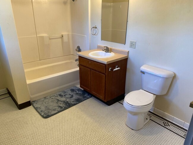Building Photo - 4-Bedroom, 1.5-Bath Home Just A Few Blocks From Downtown