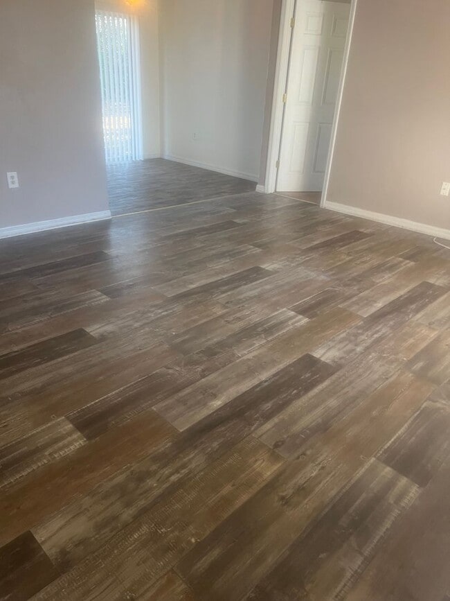 Building Photo - Wonderful 2 bedroom home with Addition Den or Office, Great Location