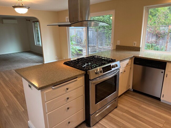 Building Photo - Beautiful custom 3 bedroom 2 bathroom hous...
