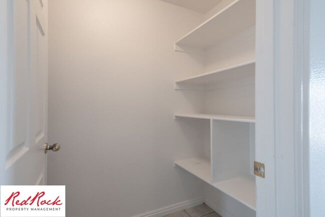 Building Photo - Spacious 3 Bedroom Townhome in Central St....