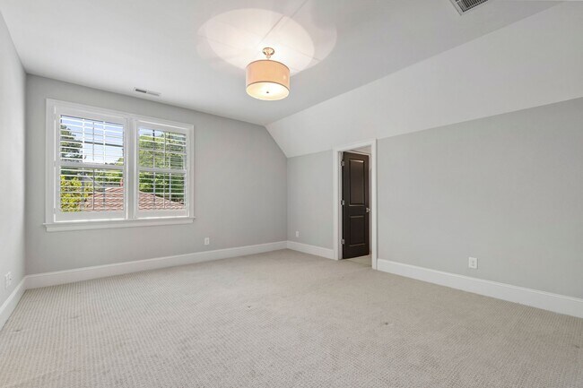 Building Photo - Custom Built 4BD, 4BA Home with Bonus Room...