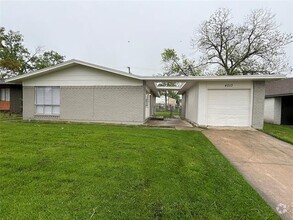 Building Photo - 4213 Pineridge Dr
