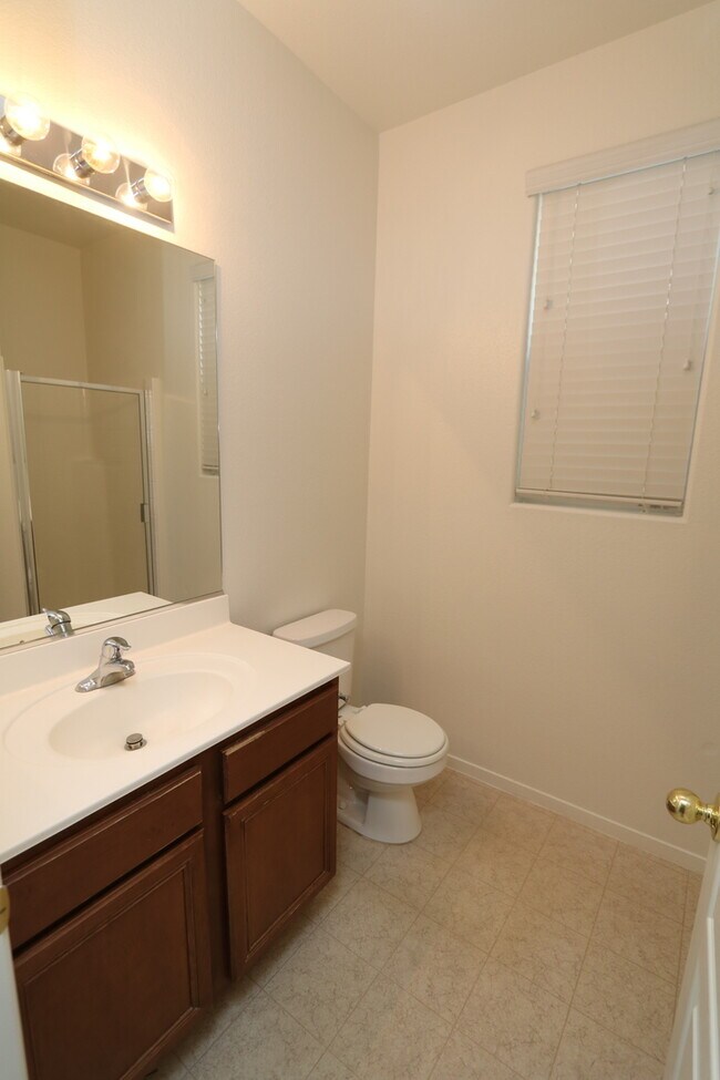 Building Photo - Beautiful Spacious 4 Bedroom Home!