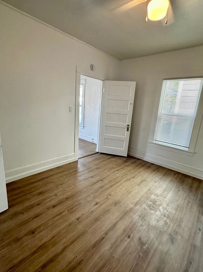 Building Photo - 2 Bedroom House Available Now!