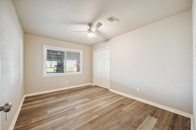 Building Photo - 4701 Frontier Dr