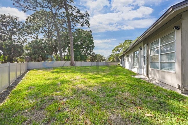 Building Photo - 1624 Whitehead Dr