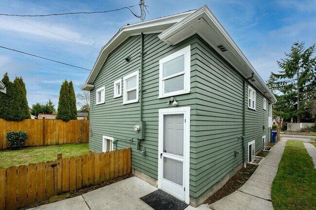 Building Photo - 758 N 66th St