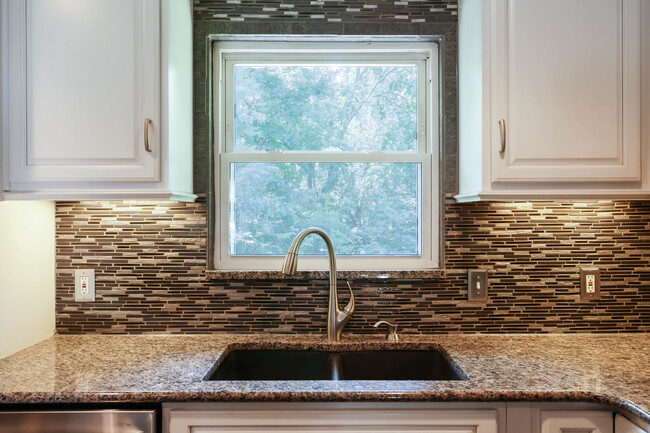 Building Photo - Renovated Singe Family Bi-Level near South...