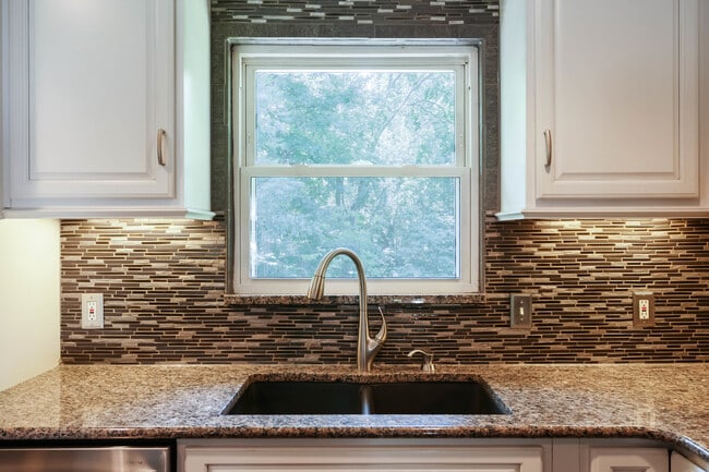Building Photo - Renovated Singe Family Bi-Level near South Euclid / Lyndhurst Border!