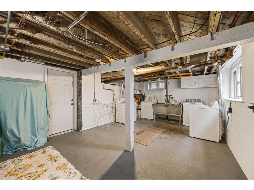 Building Photo - 210 Warwick St SE