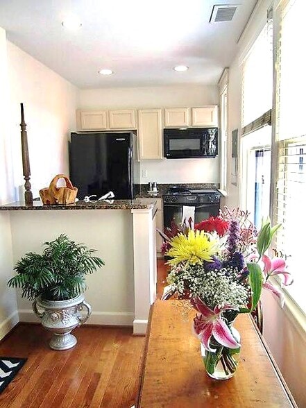 Primary Photo - 2902 Porter St NW