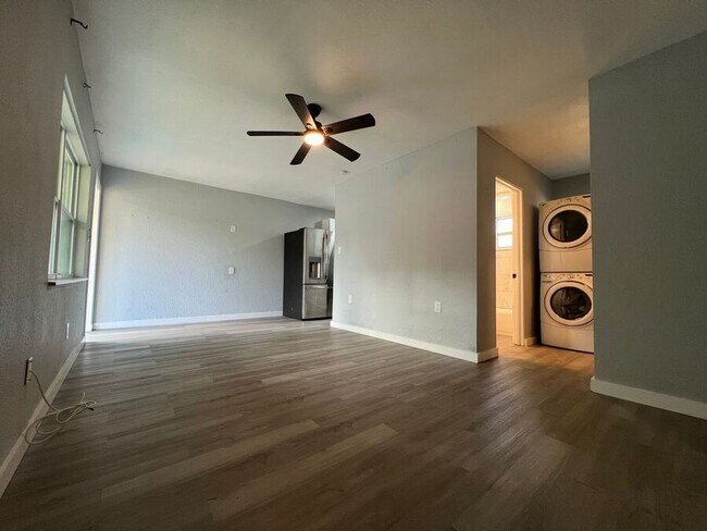 Building Photo - 351 Ave N NE