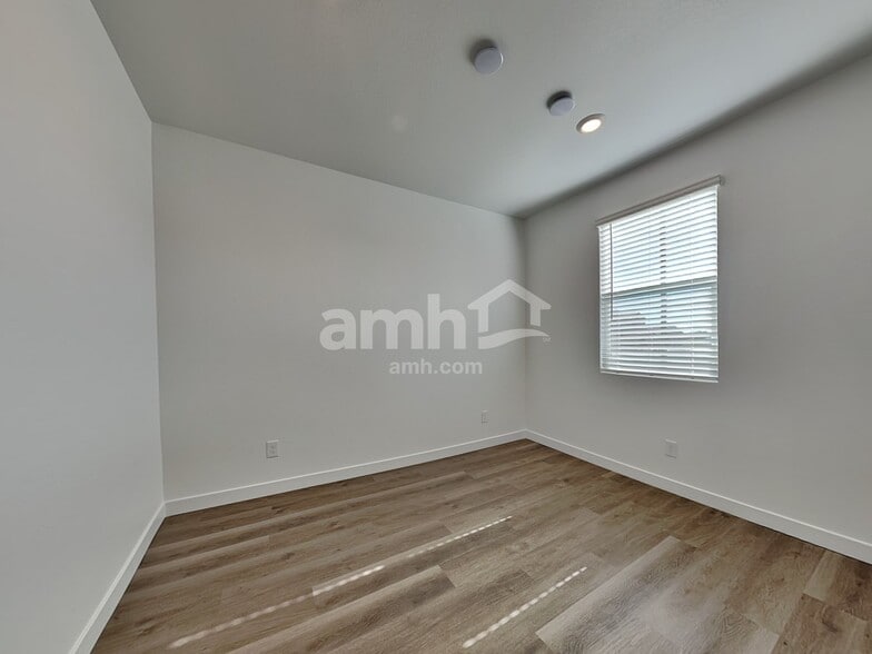 Building Photo - 20177 W Thomas Rd