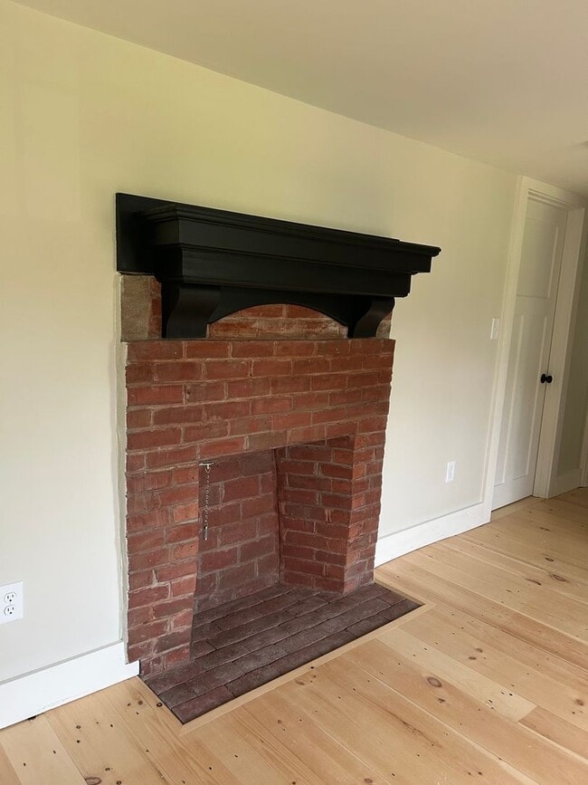 Building Photo - Beautiful renovated 5 bedroom 2.5 bath sin...