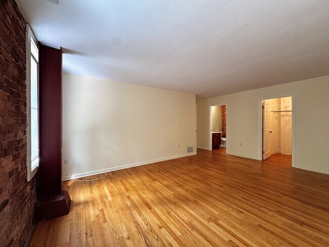 Building Photo - 362 Granville Rd