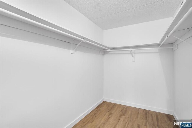 Building Photo - 1055 River 809