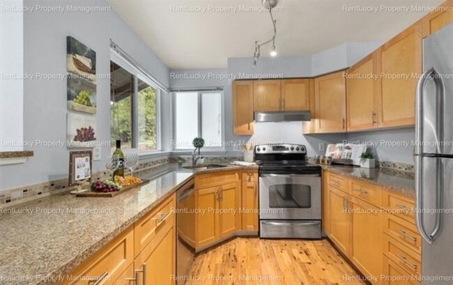 Building Photo - Spacious Cambria Hills Condo – Vaulted Cei...