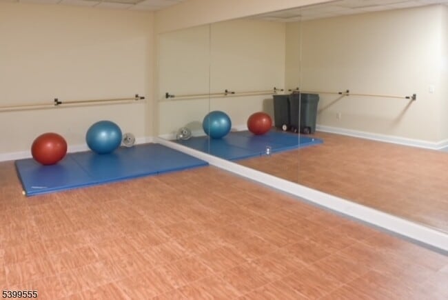 Building Photo - 1104 Carter Dr