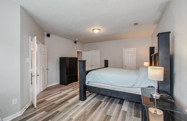 Building Photo - 3043 W Hampton Dr