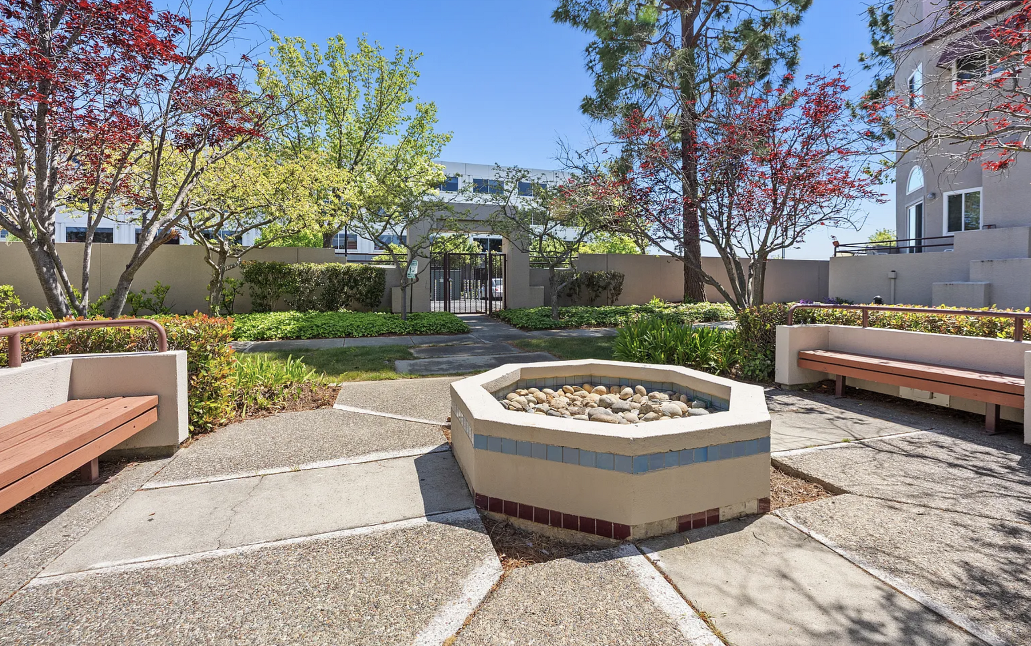 Outdoors - 43 E Court Ln