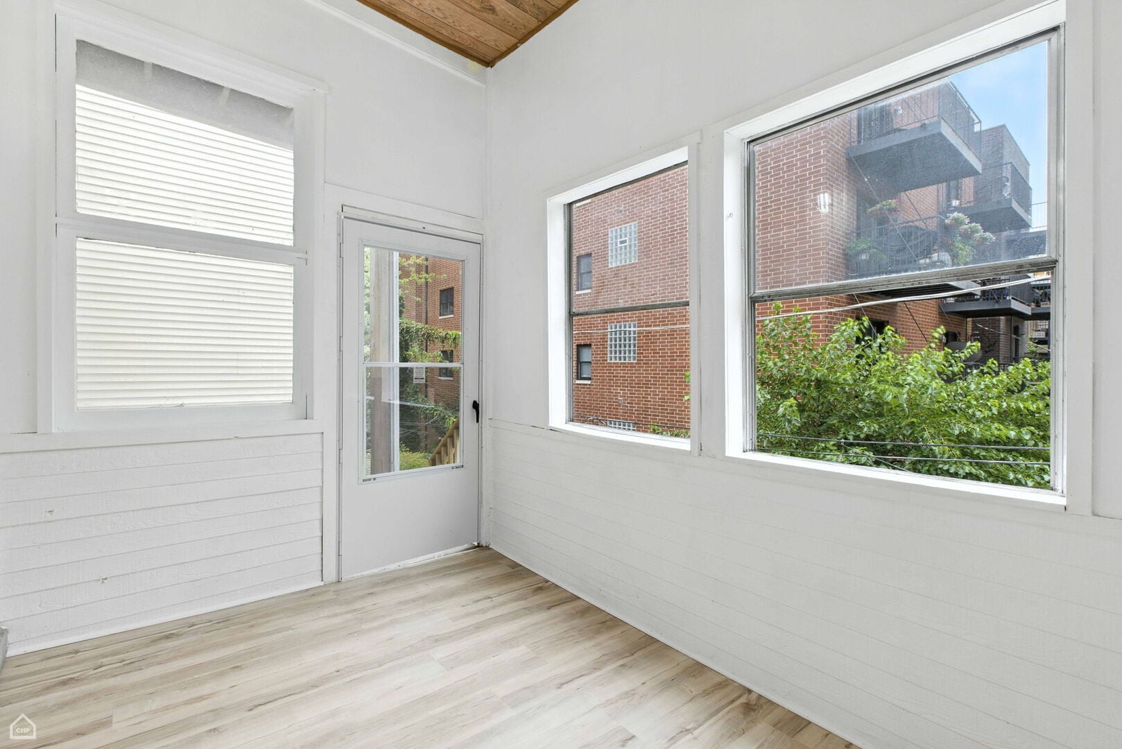 Building Photo - 909 W Addison St