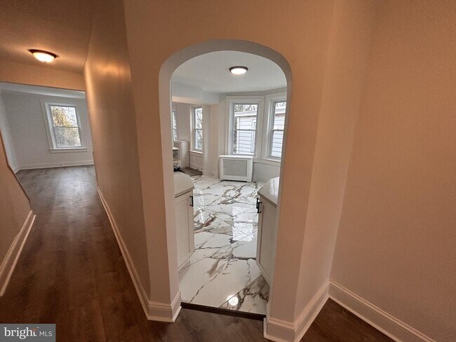 Building Photo - 1067 S Clinton Ave