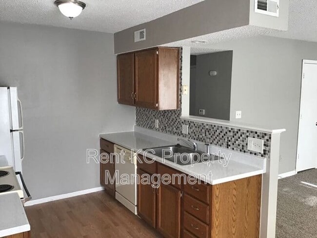 Building Photo - 208 W Meadow St