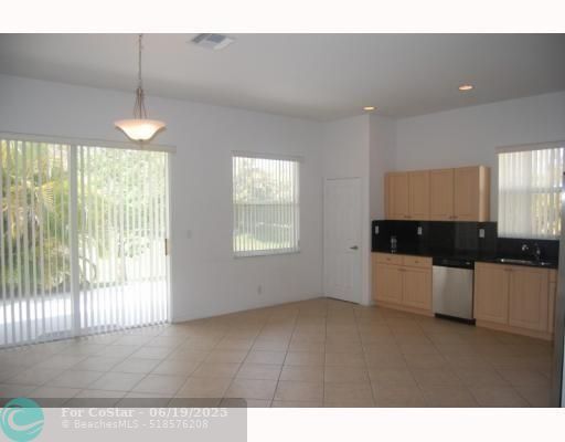Building Photo - 7953 NW 70th Ave