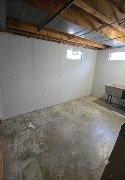 Building Photo - 6455 Almont Dr