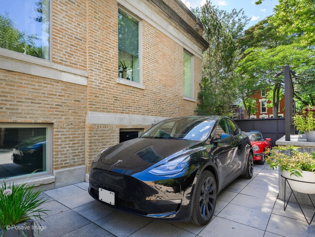 Building Photo - 1019 N Wolcott Ave