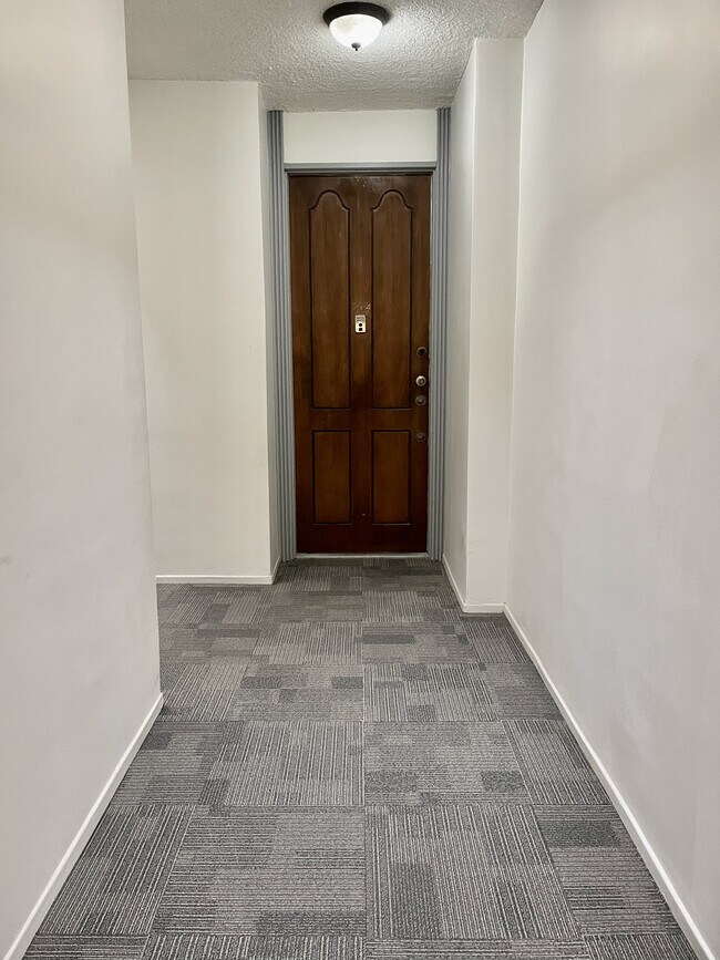 Building Photo - 6174 Buckingham Pky