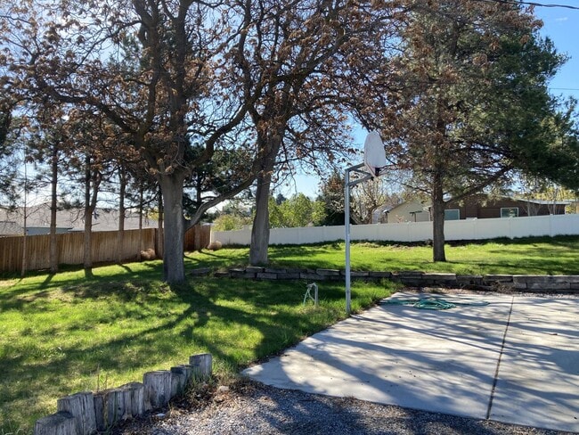 Building Photo - Spacious 4-Bedroom, 2-Bath Home with Daylight Basement, Large Yard & Two Fireplaces!.