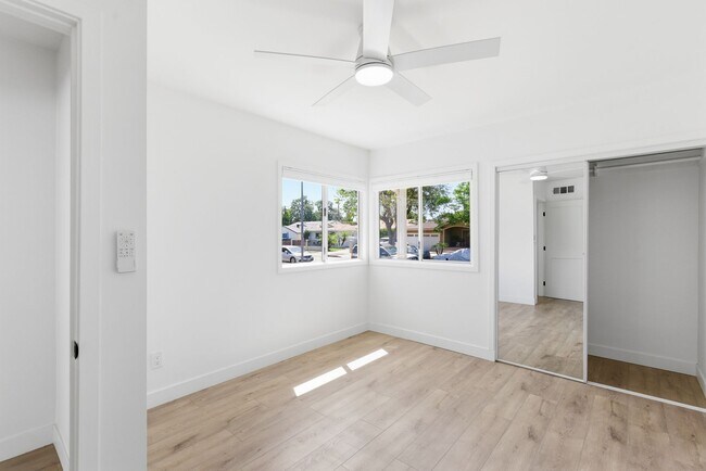 Building Photo - Beautiful modern 3 Bed + 3 Bath House + Pool + Garage