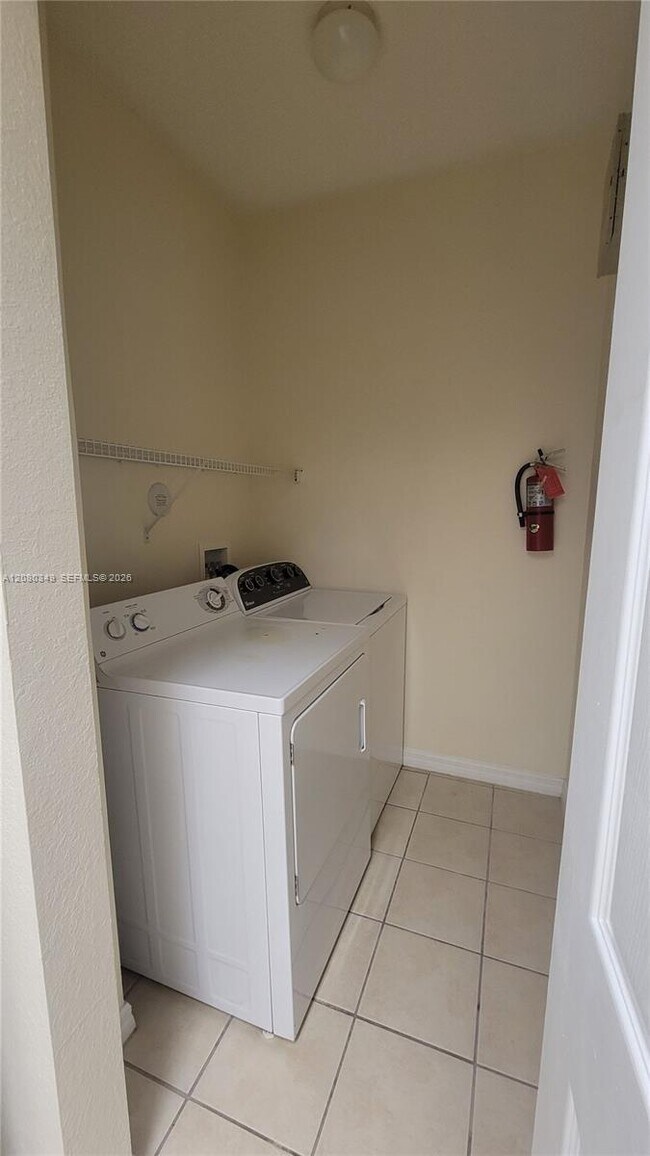 Building Photo - 3018 Alcazar Pl
