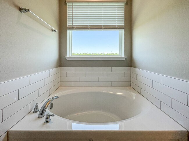 Building Photo - Silverleaf 4/3 w water view!!