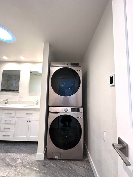 Building Photo - 714 N 179th St