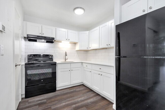 Interior Photo - 1037-1045 River St