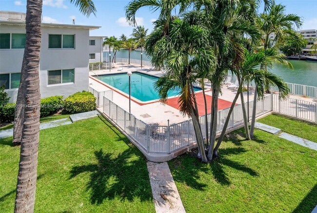 Building Photo - 7207 Bay Dr