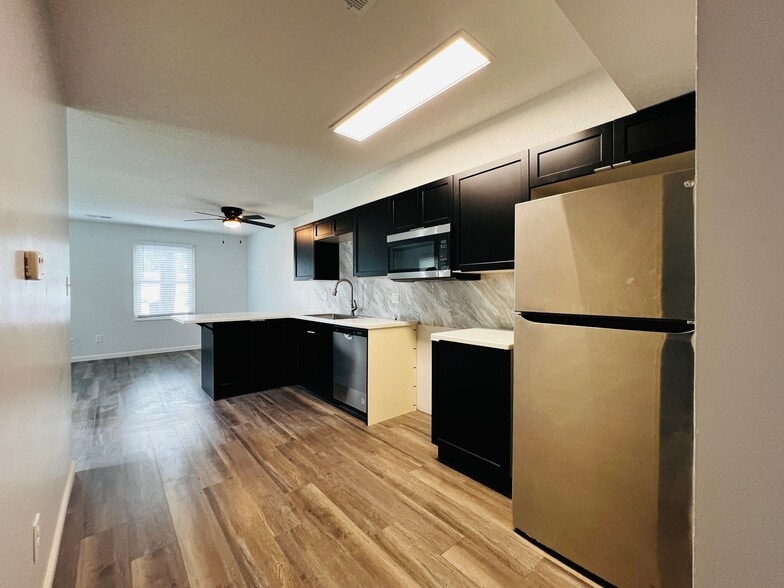 Kitchen - 1316 E 25th Ter