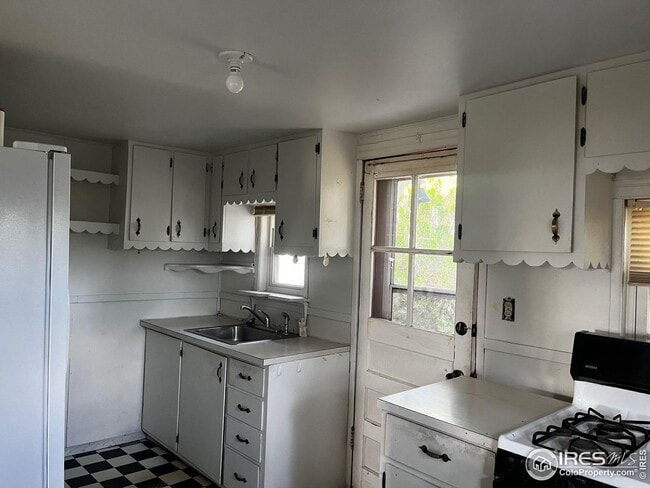 Building Photo - Get a country feel while in town at this u...