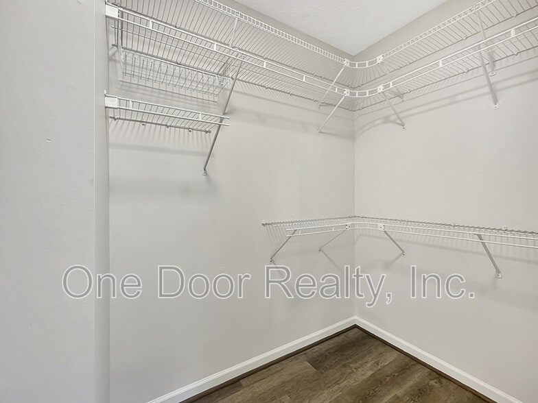 Building Photo - 6268 Chelsea Crescent