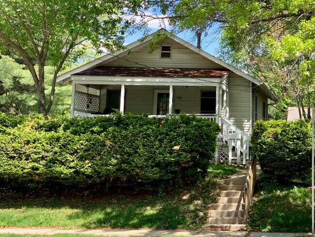 Building Photo - 2 bedroom House Close to Campus!