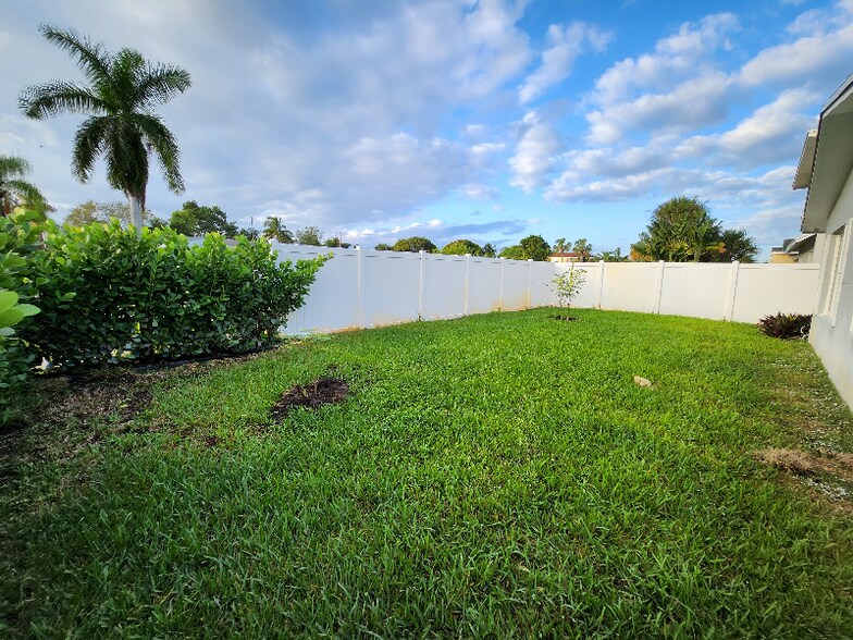 Building Photo - 305 3rd St