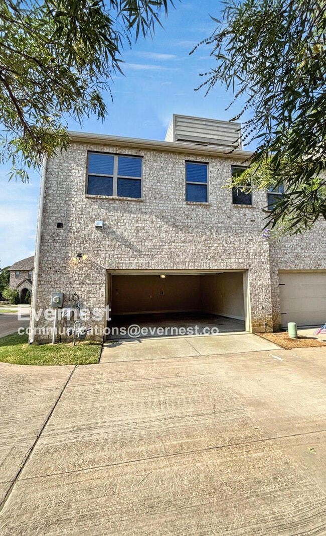 Building Photo - 2233 Zenith Ave