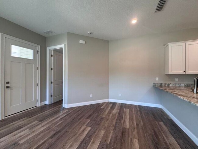 Building Photo - 4 Bedroom in Tomoka View