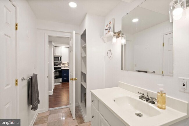 Building Photo - 3245 Rio Dr