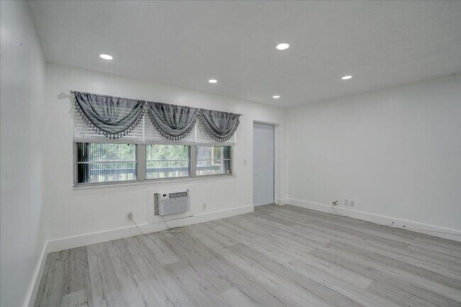 Building Photo - 110 Dorchester E