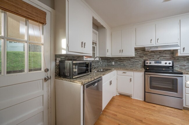 Building Photo - **UPDATED 3-BEDROOM DUPLEX WITH ATTACHED G...