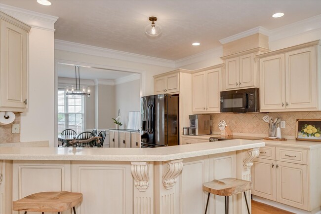 Building Photo - 5 Bed/3 Bath home with Primary Bedroom & a...